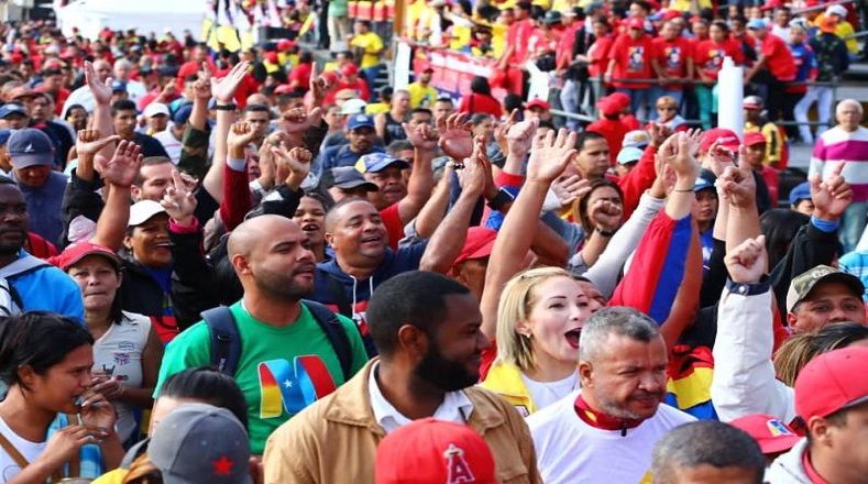 Los venezolanos que apoyan la Revolución Bolivariana celebran la juramentación del mandatario para el periodo 2019-2025.