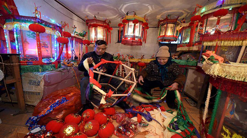 La tradición está basada en el calendario lunisolar utilizado en China. De esta manera, las celebraciones comienzan el primer día del primer mes lunar y terminan el día quince, cuando se celebra el Festival de los Faroles. 