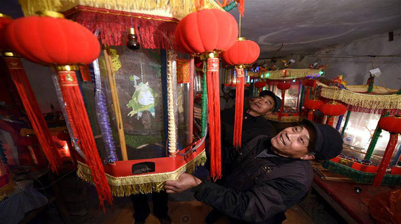 El "sobre rojo" es otra de las tradiciones para recibir el año en China. Consiste en la entrega a niños o parientes jóvenes de un sobre de color rojo que contiene una pequeña cantidad de dinero como deseo de buena suerte.
