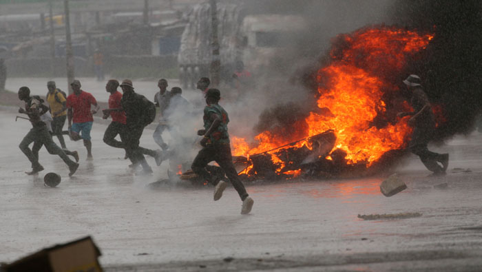 Las autoridades de Zimbabue indicaron que, hasta el momento, la Policía detuvo a 200 personas durante las protestas.