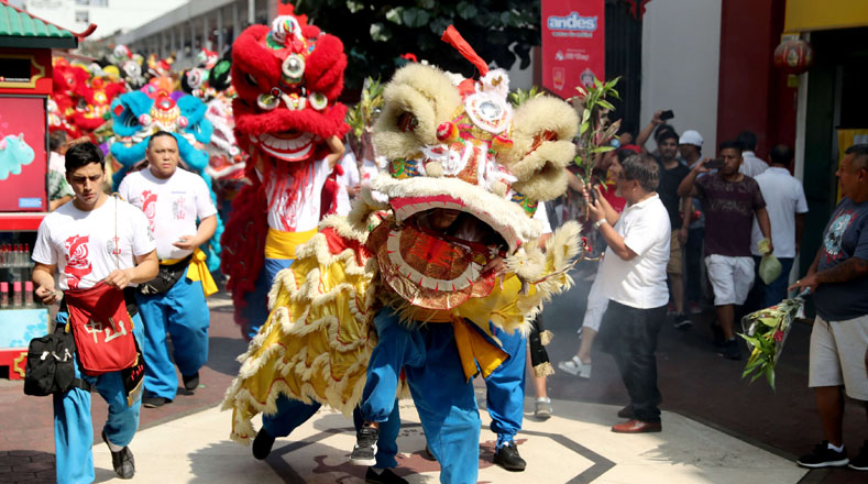 Lima (Perú). Entre las actividades programadas para esta fiesta asiática hay representaciones de artes marciales, acrobacias y espectáculos de natación sincronizada.