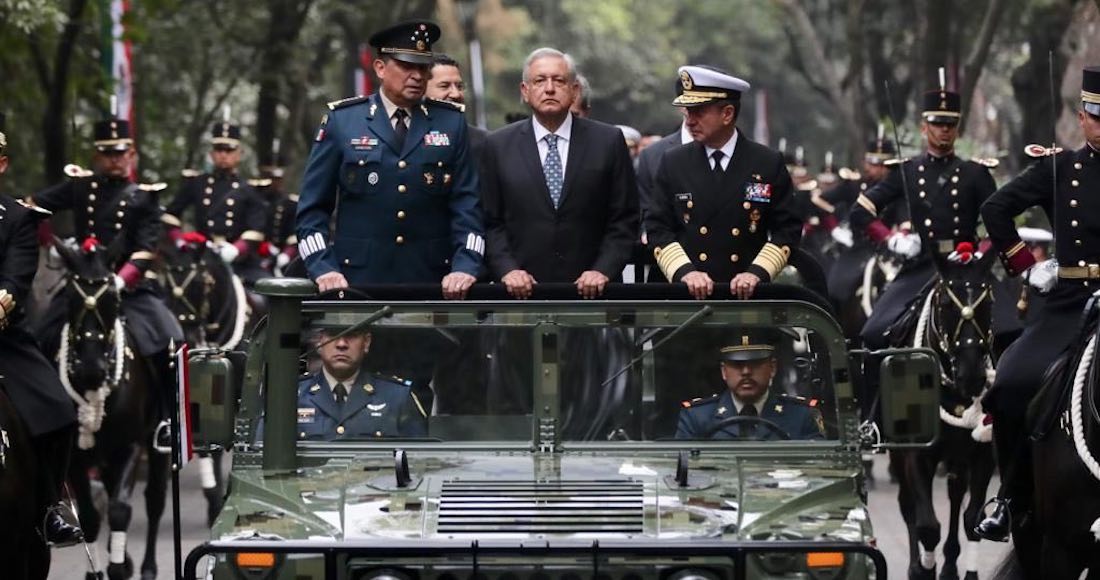 En su saludo a los militares, el presidente López Obrador recordó que un día como hoy, en 1913, se inició la rebelión armada para derrocar por la fuerza al entonces mandatario Francisco Madero.