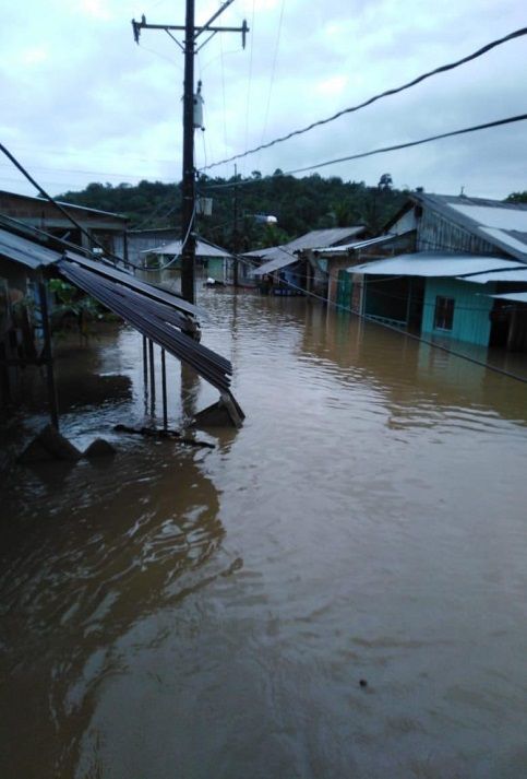 Intensas lluvias provocaron la inundación de ocho municipios de Chocó, en Colombia, en horas de la madrugada del pasado sábado, dejando como resultado 4.800 familias afectadas, principalmente en los municipios San Juan y en Istmina.