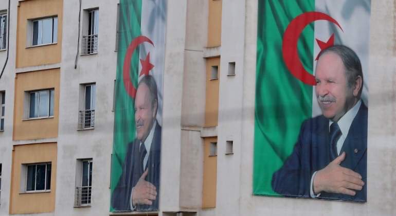 Desde hace dos semanas el Gobierno de Buteflika enfrenta fuertes protestas por su administración, la que ya lleva 20 años tras asumir la presidencia por primera vez en 1999. 