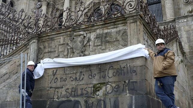 Las frases de los muros están dirigidos contra la Iglesia, monarquía española y el partido político español Vox.