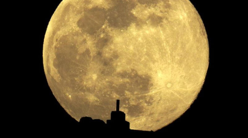 Santiago de Compostela, España. Este fenómeno es denominado como la "Superluna de gusano" y no se volverá a repetir hasta el año 2030.