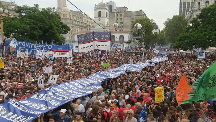 Una multitud marchó hasta la Plaza de Mayo, en Buenos Aires.