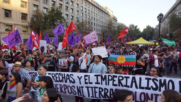En pleno centro de la capital de Chile, se congregaron cientos de personas contra Prosur y en solidaridad con Venezuela.