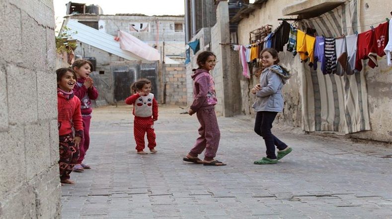 Este territorio con alrededor de dos millones de habitantes, posee un 40 por ciento de personas menores de 15 años. Solo el 3,3 por ciento de los palestinos mayores de 15 son analfabetos, informó la Oficina Central de Estadísticas de Palestina.   