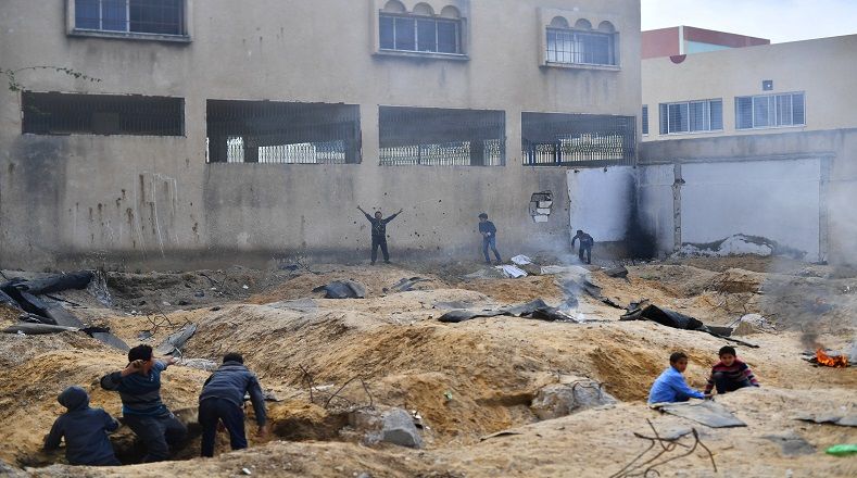 Unos niños en las afueras de una escuela en Gaza jugaban a “judíos y árabes” tirándose bolas de arena para no lastimarse.
