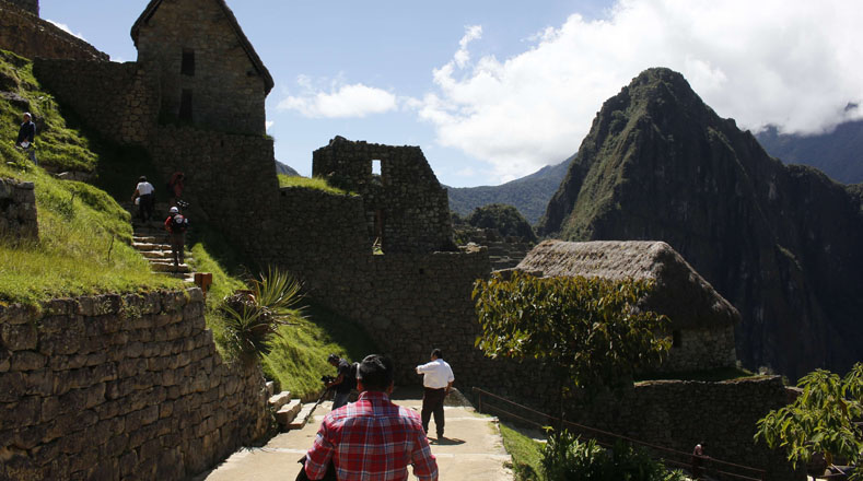 Su nombre, Machu Picchu, es un término quechua cuyo significado es "Montaña Vieja" y forma parte de la región oriental de la Cordillera Central de los Andes peruanos, junto a Putucusi "Montaña Feliz" y Huayna Picchu "Montaña Joven".