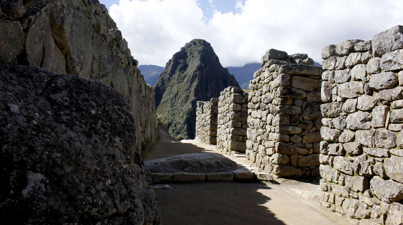 Machu Picchu está ubicada a una altitud de 2.400 metros sobre el nivel del mar, con un área de 325.92 kilómetros. Además, tiene unas 140 estructuras que conforman la ciudadela.