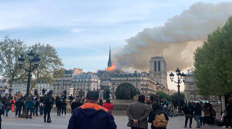 Este lunes una nube de humo se veía en París, salía desde la emblemática catedral de Notre Dame, uno de los lugares históricos más visitados de Europa.
