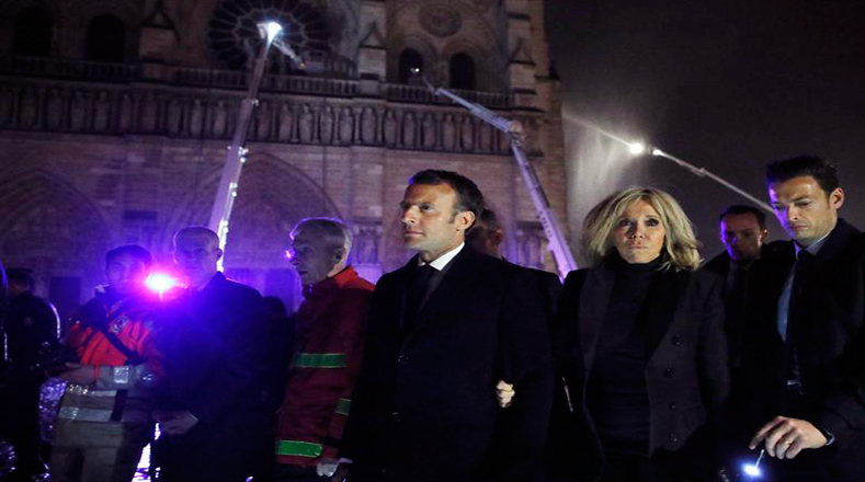 El presidente Emmanuel Macron aseguró que reconstruirían la catedral.