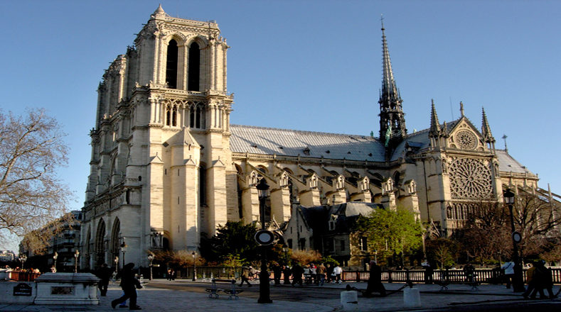 Esta es una foto de la catedral de Notre Dame antes del incendio. Es una de las grandes joyas de la arquitectura gótica.