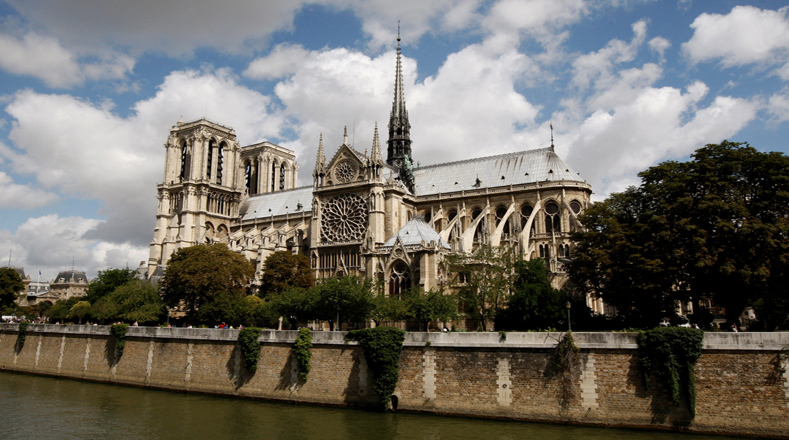 La catedral sobrevivió a guerras mundiales, a la Revolución Francesa, entre otros hechos históricos. Fue el lugar escogido por Napoleón en 1804 para proclamarse como emperador.