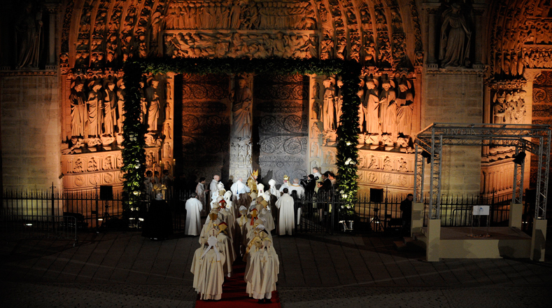 En la catedral de Notre Dame se hacen unas 2.000 misas al año y ha sido escenario de misas papales.