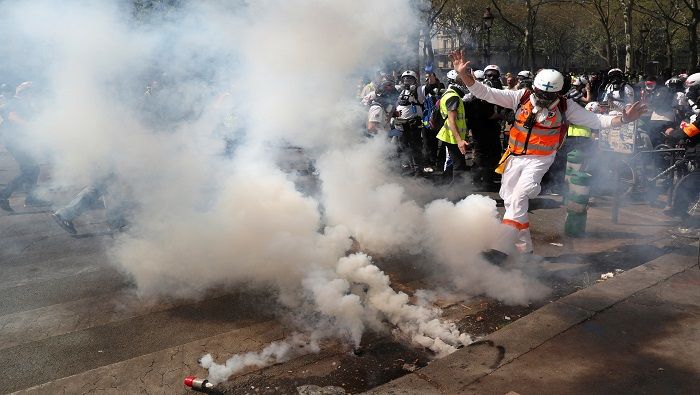 Las protestas en la capital francesa han sido dispersadas por la Policía con gas lacrimógeno.
