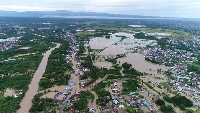 Las inundaciones han destruido casas, carreteras y puentes en la región de Bengkulu, Indonesia.