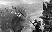 Fuerzas soviéticas ondean la bandera de la URSS tras tomar el Reichstag (parlamento alemán).