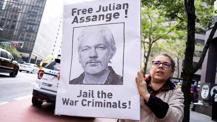 La justicia británica sentenció a Assange a 50 semanas de presidio por violar su condición de libertad bajo fianza.