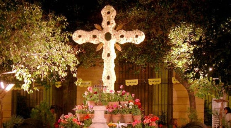 Cada 3 de mayo inicia en el calendario católico la celebración de la Invención de la Santa Cruz, relacionada con el hallazgo de la cruz en la que murió el hijo de Dios. 