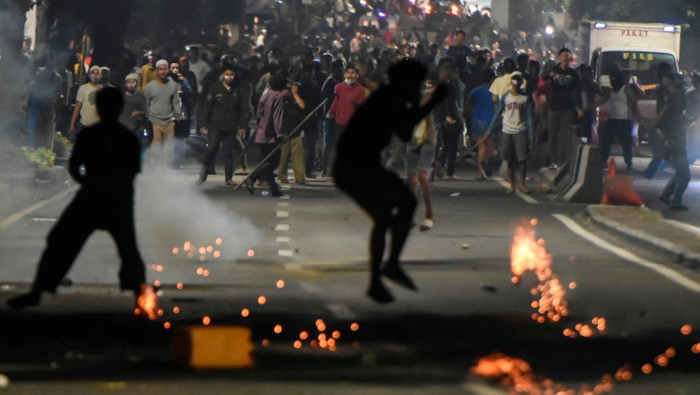 Manifestantes se enfrentan a la policía en calles de Yakarta, Indonesia.