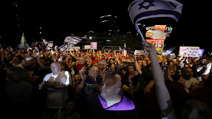 Los manifestantes instaron a Netanyahu a respetar los valores democráticos y la separación de poderes.