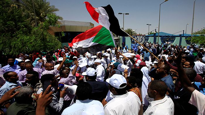 A pesar del llamado a elecciones, las manifestaciones en Sudán no cesan pidiendo la conformación de un gobierno de transición sin la presencia de militares.