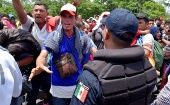 Migrantes centroamericanos caminan rumbo a EE.UU. en una carretera de Chiapas, México.