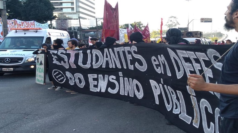 El gremio de educadores y estudiantes universitarios brasileños se unieron a esta convocatoria de calle que estima manifestaciones en al menos 100 ciudades de 24 estados de los 27 que conforman la geografía de Brasil. 