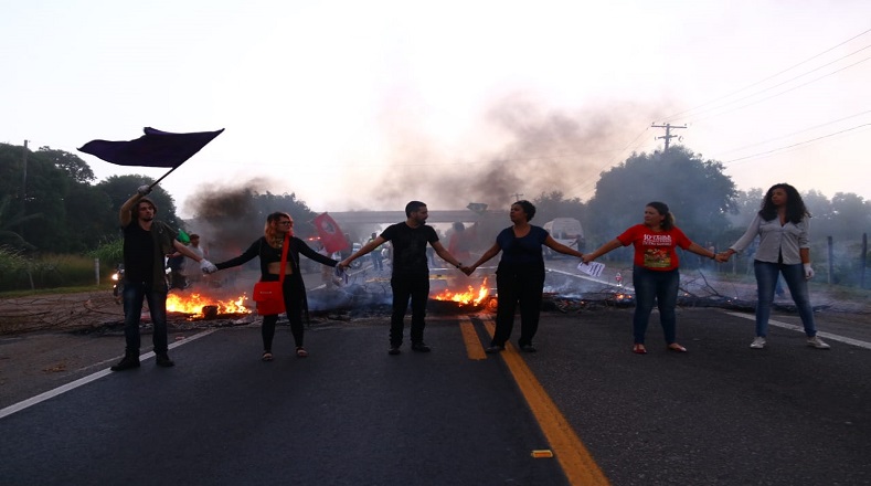 Los participantes de las protestas en respaldo al cese de actividades en todo el país, dispusieron un cierre de vías principales, acto que contó con la presencia de pancartas y consignas contra las estipulaciones legislativas de Bolsonaro. 