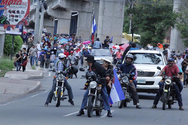 Diversos sectores sociales hondureños, principalmente médicos, estudiantes y maestros, protestan desde hace semanas contra el Gobierno ante la postura de este hacia los gremios citados.