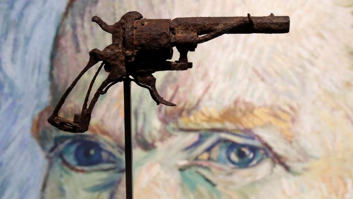 Cuando tenía 37 años, Van Gogh se disparó una bala en el pecho y murió dos días después al norte de París.