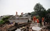 Rescatistas chinas evalúan la situación de las casas tras el sismo del pasado lunes en Sichuan.