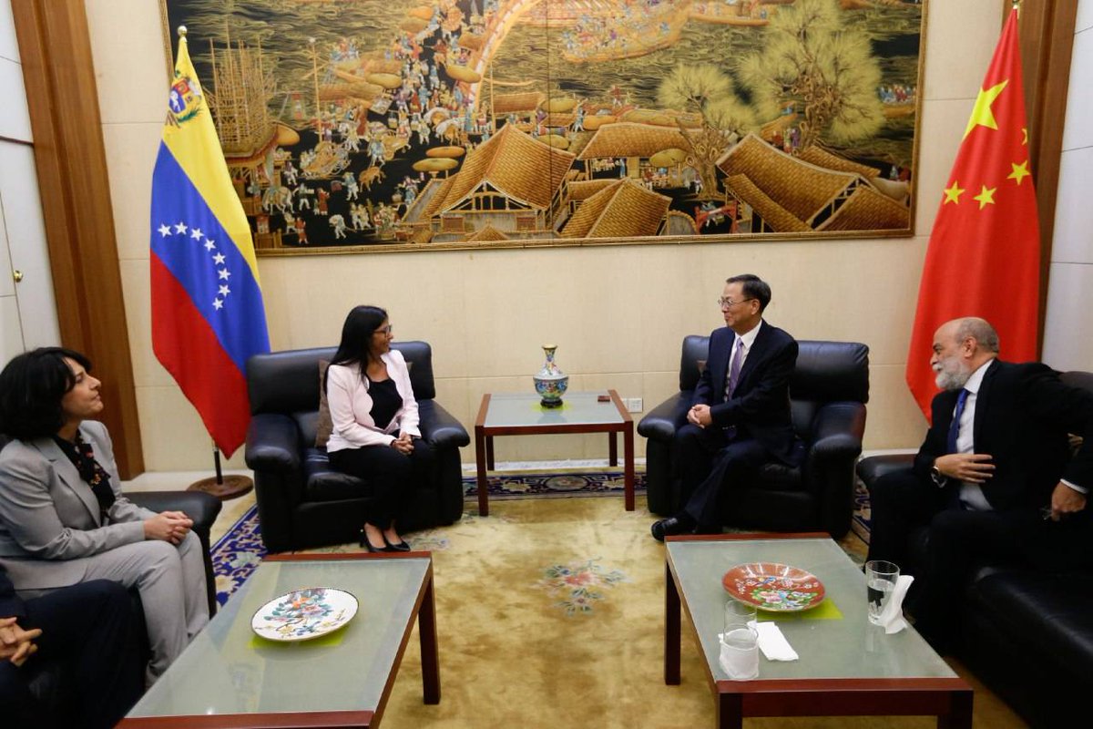 En la actividad estuvo presente el embajador chino en Venezuela junto a la vicepresidenta venezolana Delcy Rodríguez.