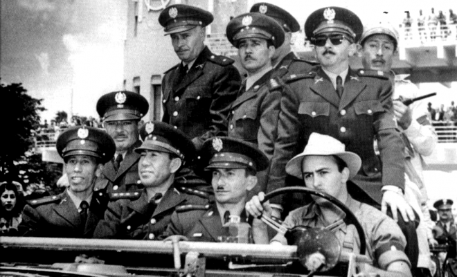 Con el apoyo de la CIA, un grupo de militares invadieron Guatemala para derrocar a Arbenz y los revolucionarios.