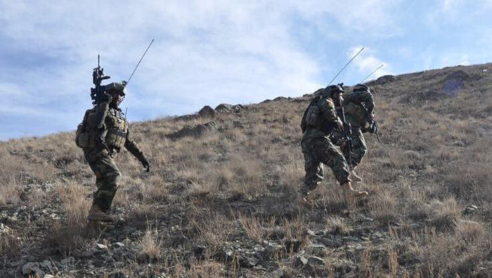 Soldados afganos participan en un operativo de seguridad.