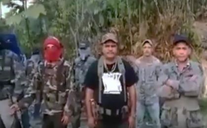Edgar Montenegro, alias "El Comandante Cabezón", ex contra de los 80´, primero de la derecha y "El Comandante Nicaragua", Marvin Figueroa, con camiseta negra sin capucha.