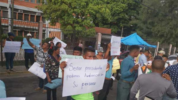 Los pobladores han protestado frente a la Casa de Gobierno desde hace diez días a la espera que el presidente los escuche.