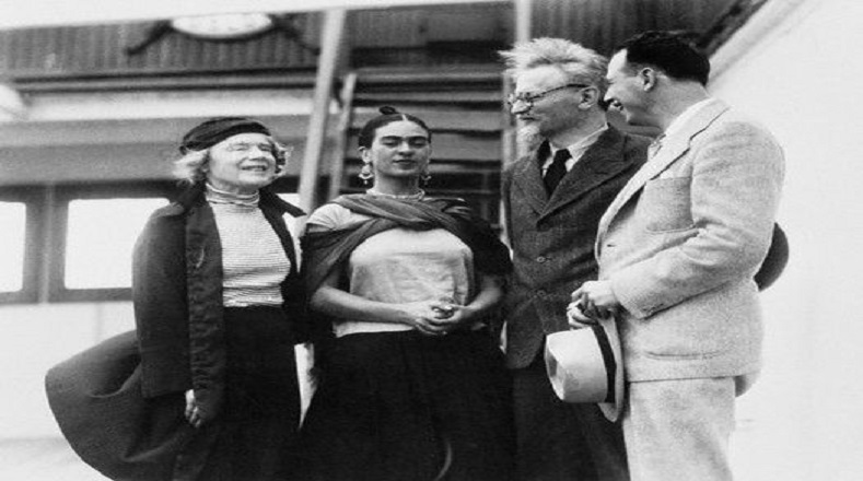 También tuvo incidencia en la política, ya que era evidente su compromiso con el Partido Comunista y su apoyo internacional a causas que ella consideraba justas y revolucionarias, siendo una de las gestoras para el asilo político de León Trotsky en México.
