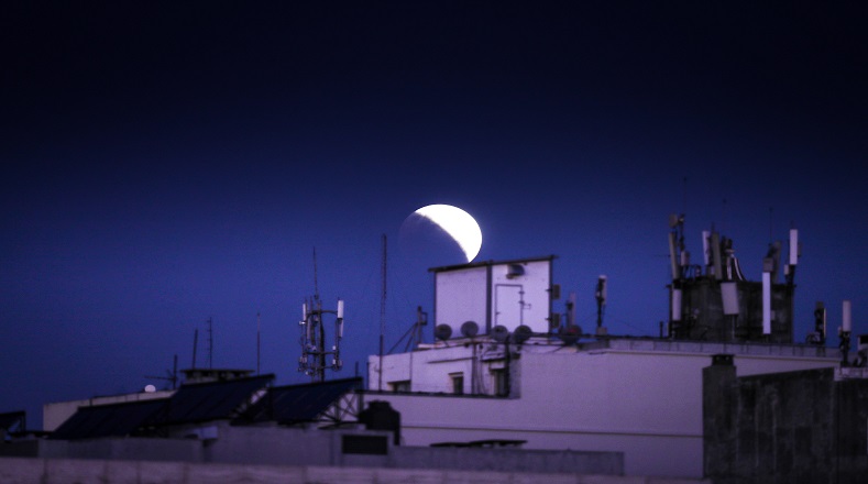  El último eclipse lunar parcial del año adornó el cielo este 16 de julio y el fenómeno fue vislumbrado desde diferentes partes del mundo. Uruguay tuvo la suerte de ser uno de los países de América del Sur en apreciar el acontecimiento.