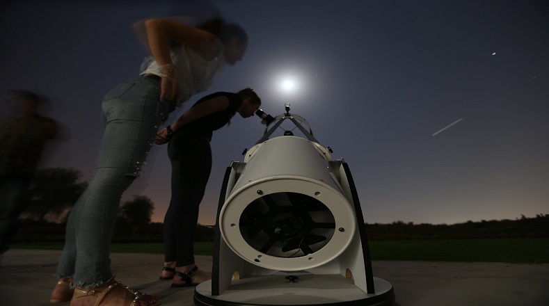  En Emiratos Árabes Unidos (Medio Oriente) el Grupo de Astronomía de Dubai abrió el Centro de Astronomía Al Thuraya para que los interesados en ver de cerca el eclipse lunar pudieran hacerlo con su telescopio.