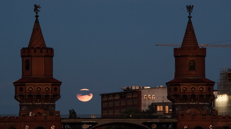  La Luna ofrece una vista inigualable entre las torres del puente Oberbaumbruecke, en Berlín, Alemania.