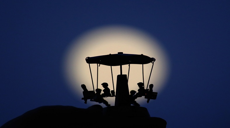  La Luna llena minutos antes del eclipse vista a través de un carrusel en Nicosia, Chipre.