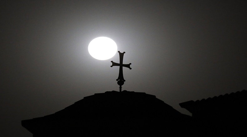 Así se vió la luna llena desde el techo de la Iglesia Agios Polydoros en Nicosia, Chipre. Este eclipse lunar parcial sucedió dos días antes de la celebración del 50 aniversario del primer alunizaje, que ocurrió el 20 de julio de 1969.