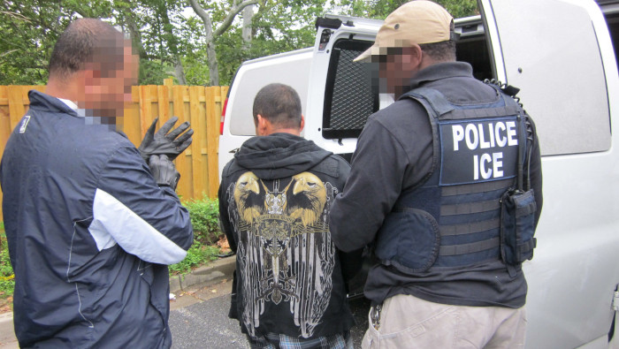 Agentes del ICE llevan a la práctica las redadas ordenadas por Trump