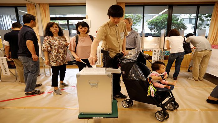 Japoneses asisten a los centros de votación para participar en los comicios legislativos.