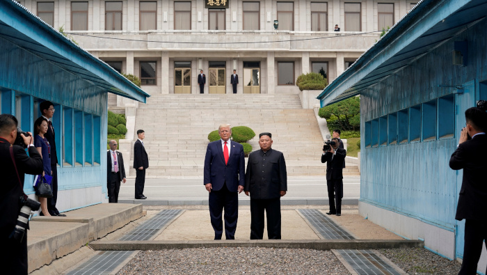 China pidió a los líderes de EE.UU. y Corea del Norte aliviar la tensión en la península de Corea.