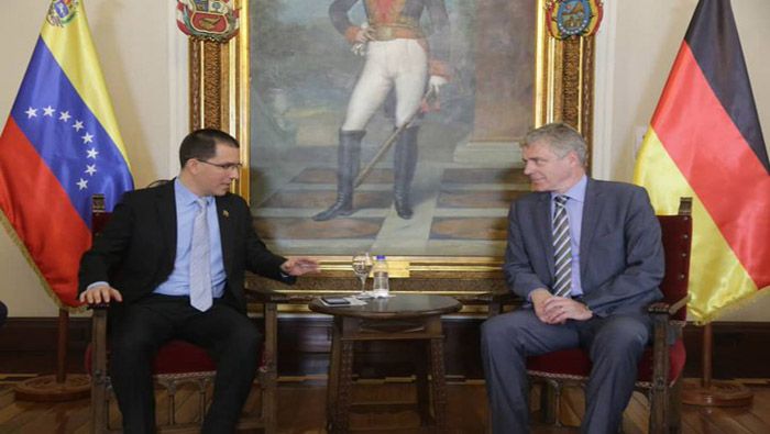El diplomático venezolano recibió al embajador alemán en la Casa Amarilla, sede de la Cancillería de la nación suramericana.